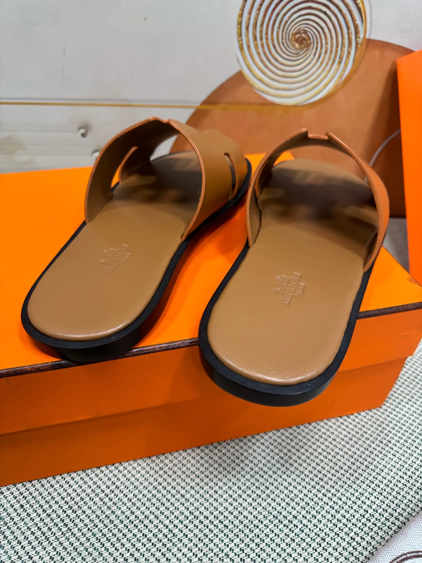 👟👟Ex-factory price 560👟👟 "HERMES" [Classic Original Version] Hermès; Top 🔝 Purchasing Agency 🔍🔍 Men's Latest 🇺🇸 Counter Sales Simultaneously, Original Imported from Italy: Silk Cowhide · Prominent (High-end · Nobility · Grade) Exquisite Workmanship (Italian 🇮🇹 Imported Water Dye Brand Wear-resistant ultra-thousand leather feet) Soles: Original soles specially provided by the original factory, ⚠exclusive double-layer movable rubber molded outsole; super comfortable, wear-resistant, non-slip, environmentally friendly🌳🌳🌳, real photos taken🎬The real ones are more beautiful🔍🔍 (high quality, single goods), you can enter and exit the counter at will* Code number: 38·39·40·41·42·43·44# (45# can be customized) (46 47➕30 customization is not returnable) Welcome to place an order...☕
